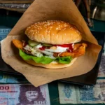 Rántottcsirkés-édeschilis Hamburger